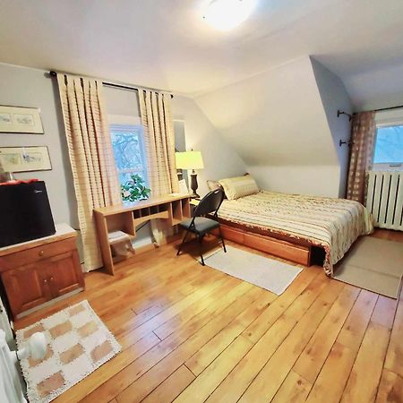 Merj'S Guest House In Wolesly Уинипег Екстериор снимка